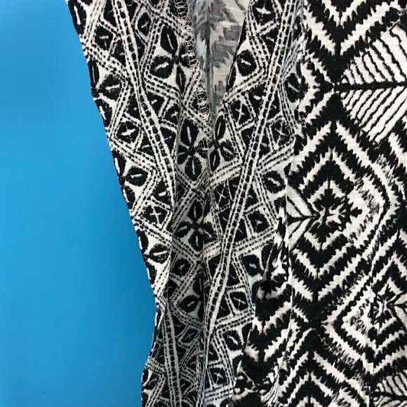 Lucky Brand Women’s Medium Boho Tribal Diamond Pattern V-Neck Blouse - Picture 4 of 9